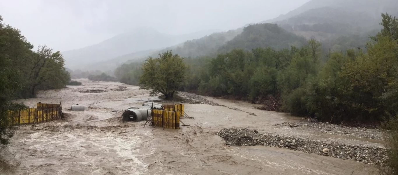 Δείτε λεπτό προς λεπτό την επιχείρηση απεγκλωβισμού οικογένειας με 3χρονο παιδάκι στην Καρδίτσα (βίντεο)